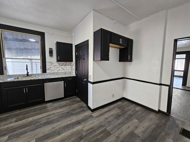 Building Photo - Fully Updated 4-bedroom 2 bath house for rent!