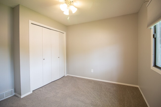 Building Photo - 1000 Lakota Ave