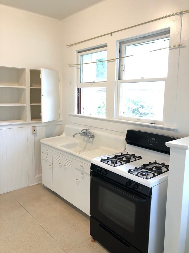 Building Photo - Charming Studio w/ Full Kitchen in Kaimuki!