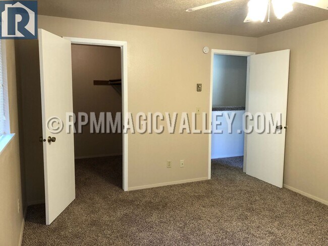 Building Photo - 747 Meadows Dr