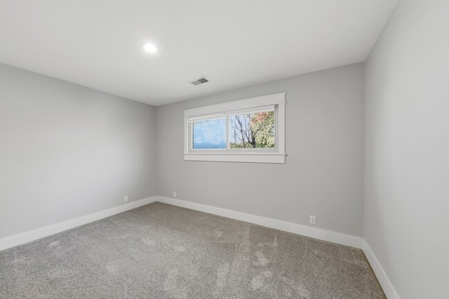 Building Photo - Large Ranch on Cul-de-sac