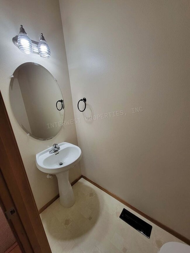 Building Photo - *1ST MONTH'S RENT FREE PROMO* Large 3 Bed 2.5Ba Vancouver Beauty W/ Gas Fireplace, Dog Run, Fence...