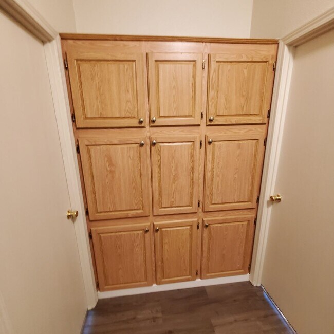 Building Photo - 5 bedroom : 3 bath Home with a Garage in Tangent