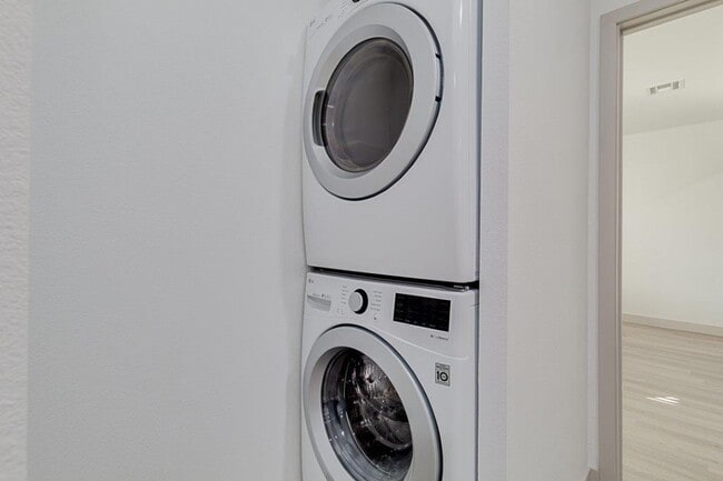 Building Photo - $599 Move in Special - Gorgeous, Open Concept Two Bed Two Bath near Old Town Scottsdale!