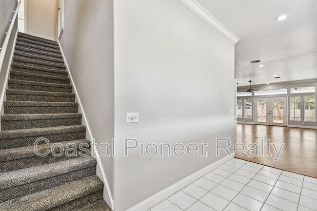 Building Photo - 6105 S Elkins Ave