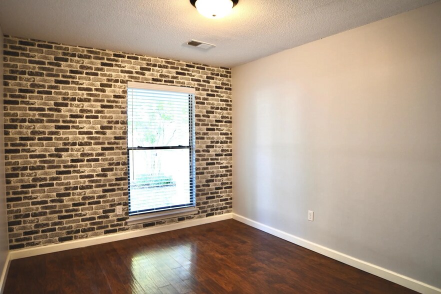 Building Photo - 925 Greenview Rd