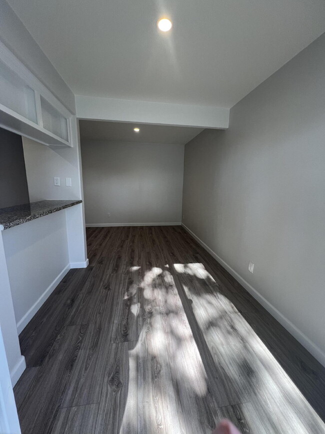 Building Photo - Charming 1-Bedroom Oasis on Highland Drive, Oxnard - Silver Stand