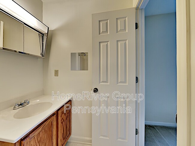 Building Photo - 172 Mountain Dr