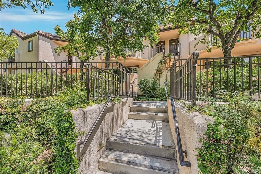 Building Photo - 24105 Del Monte Dr
