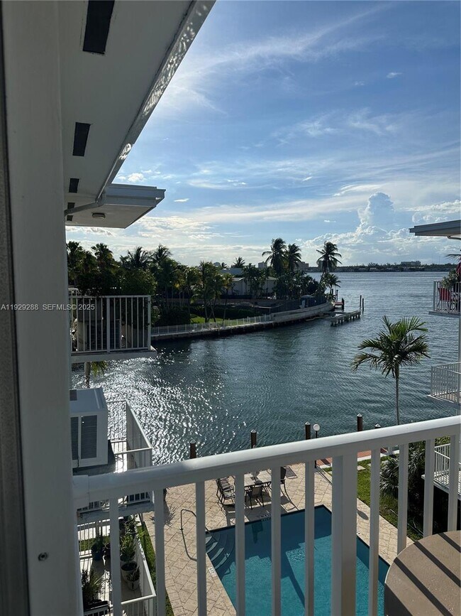 Building Photo - 10250 W Bay Harbor Dr