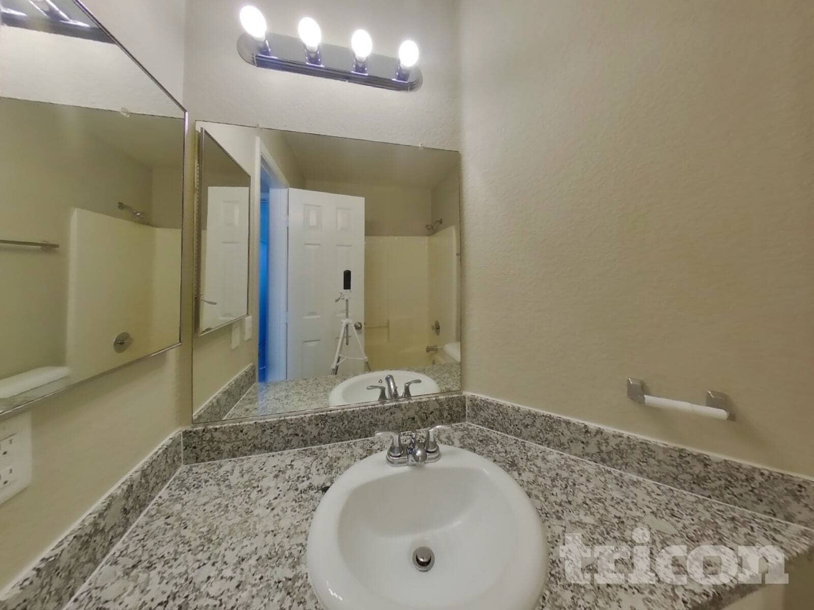 Building Photo - 5646 Roundrock Dr