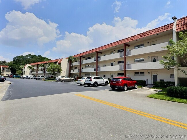 Building Photo - 400 S Hollybrook Dr