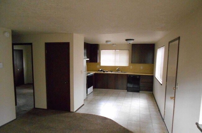 Building Photo - Charming Pet Friendly 2BR Condo with a Garage!