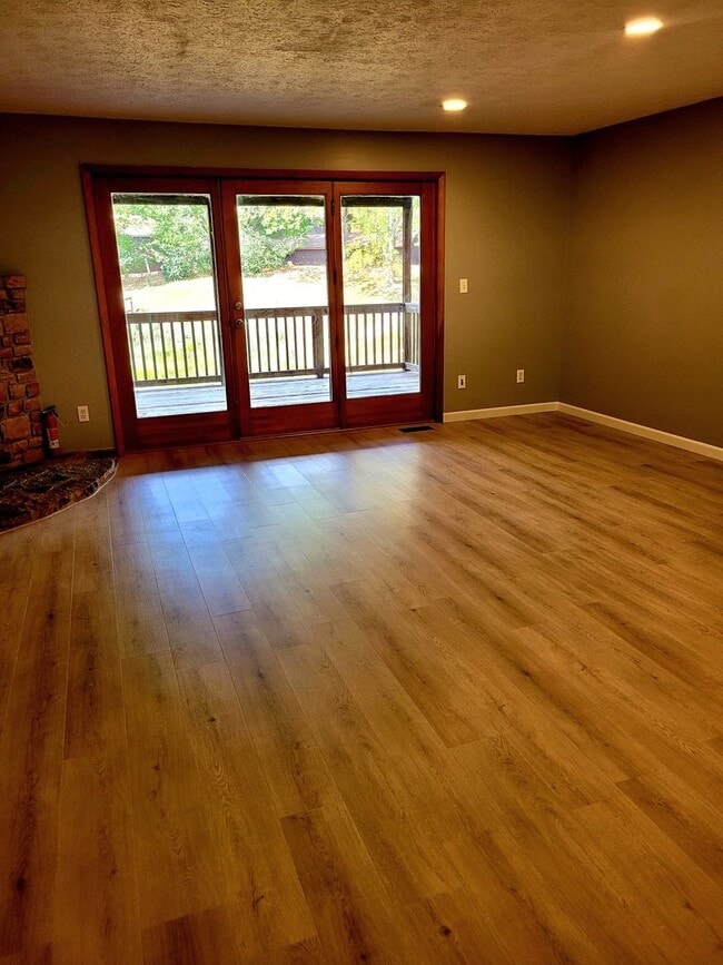 Building Photo - 4 bedroom Townhouse on Bloomington's South Side; Located in The Woodlands!