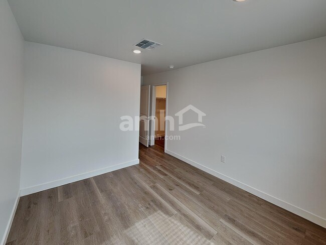 Building Photo - 9630 N Avenida Torcal