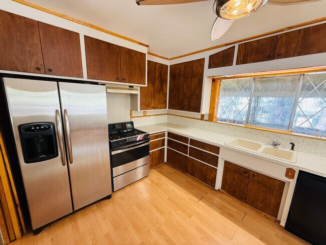 Building Photo - Pet friendly 3 bed 2 bath unit with all utilities included