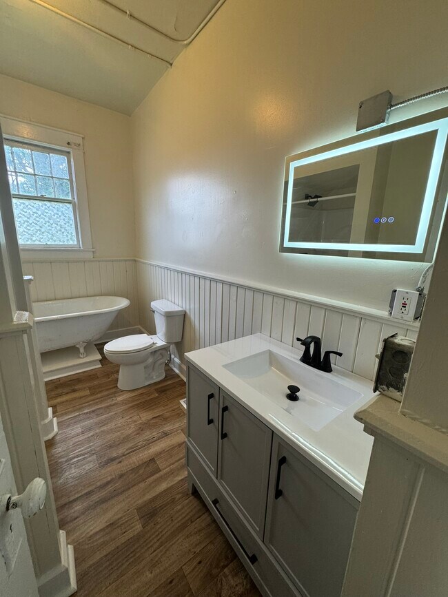 Building Photo - 215 E 9th St