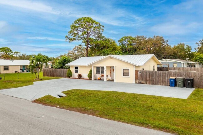 Building Photo - Charming 3 bedroom Home with Huge Fenced Yard