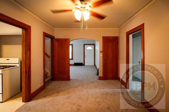 Building Photo - 3 Bed 1 Bath Located in Central Omaha