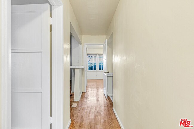 Building Photo - 3725 S Victoria Ave