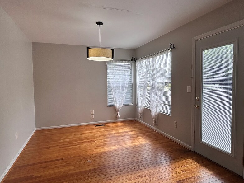 Building Photo - 9161 Nottingham Way