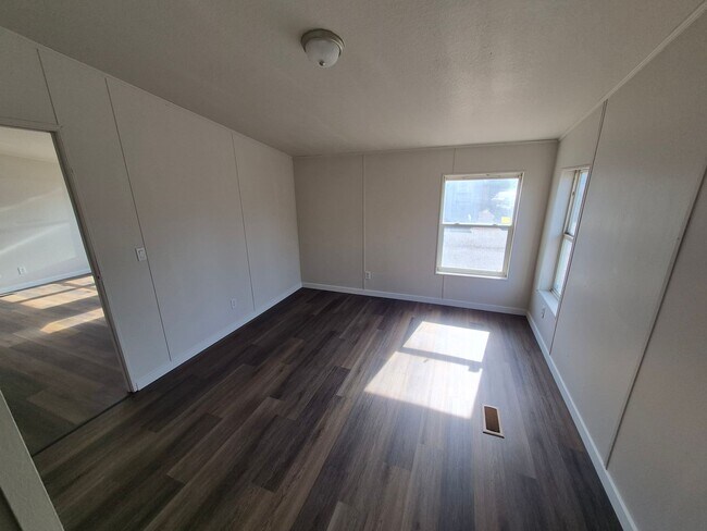 Building Photo - 341-343 NW Hemlock Ct
