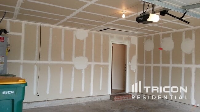 Building Photo - 704 River Run Dr