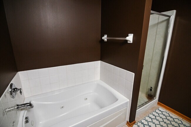 Building Photo - 3266 Oak View Dr
