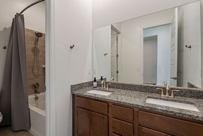 Building Photo - Bright & Spacious 4-Bed Home with 3-Car Ga...
