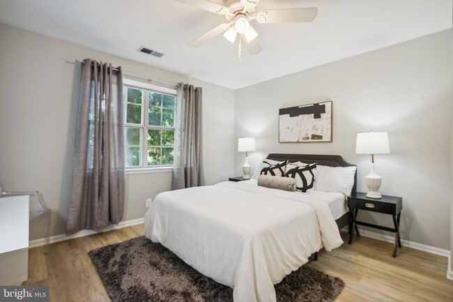 Building Photo - 2623 S Walter Reed Dr