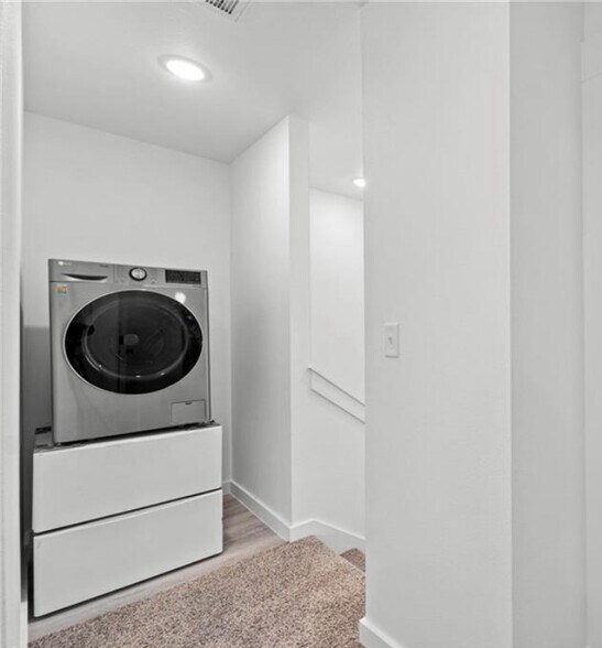 upstairs washer/dryer combo unit included - 940 Ventnor Ave