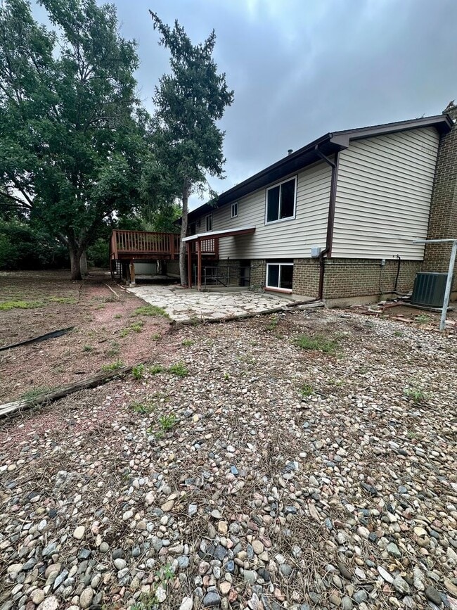 Building Photo - Updated Split-Level Gem | 5BD, 3BA | Large...