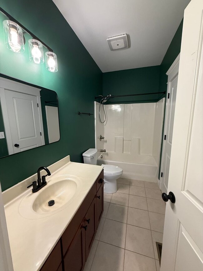 Building Photo - BEAUTIFUL CLIFTON HOME W/FENCED IN YARD AND FINISHED BASEMENT