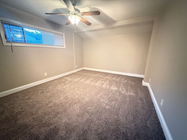 Building Photo - Spacious 3/1 in Arden Manor