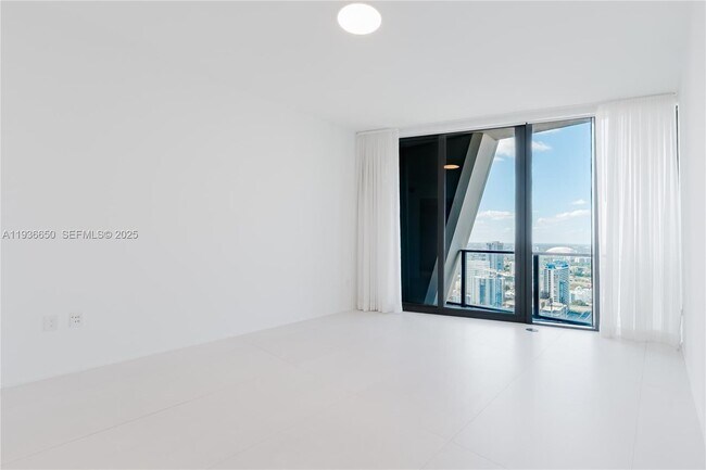 Building Photo - 1000 Biscayne Blvd