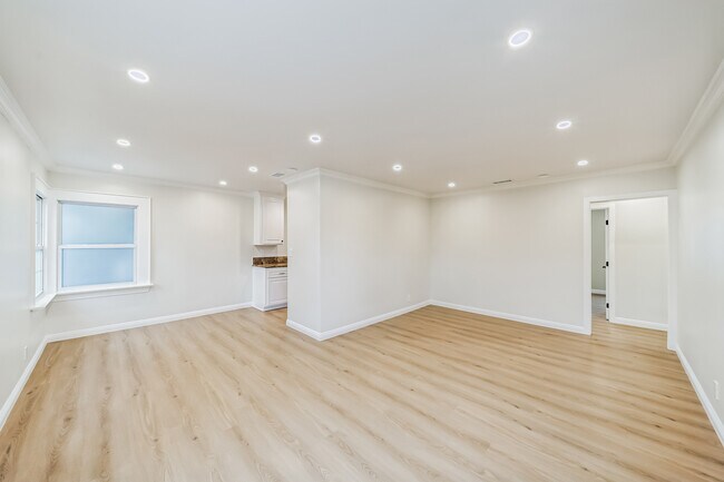 Building Photo - 414 E Fir St