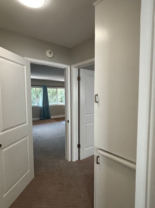 Building Photo - 1 Bedroom available now!