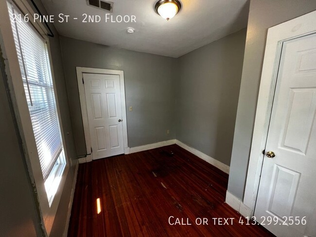 Building Photo - Large, Four Bedroom Unit Close To Food, Sh...