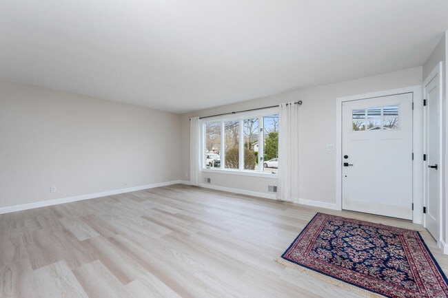 Building Photo - 14 Amherst Rd