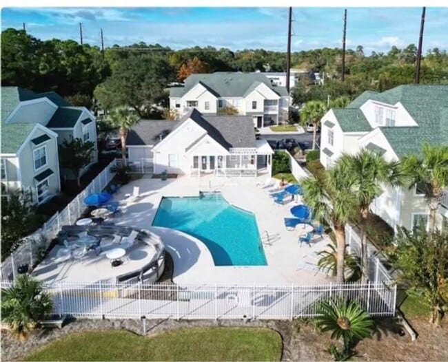 Building Photo - NEW PRICE and Half Off First Month's Rent! Nicely Updated Condo in Old South!