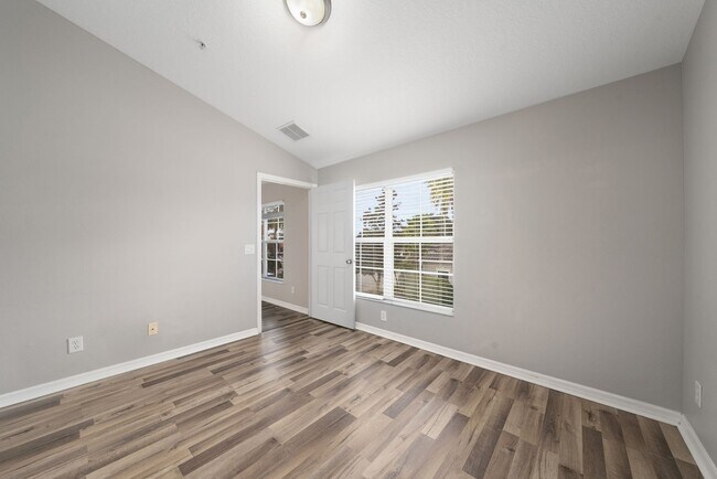 Building Photo - Beautifully Remodeled 3 Bedroom in Regent Park