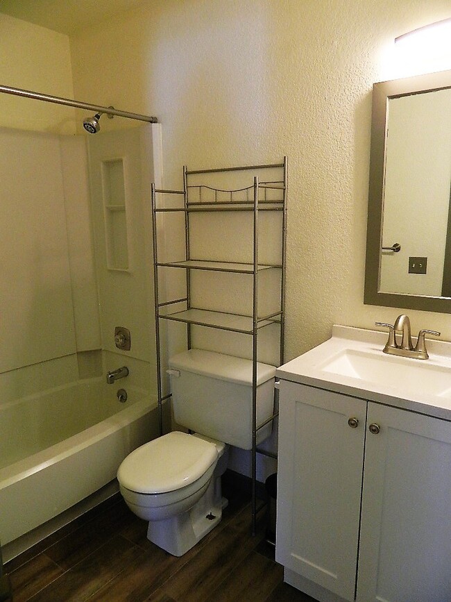 Building Photo - 559 Rainbow Vlg