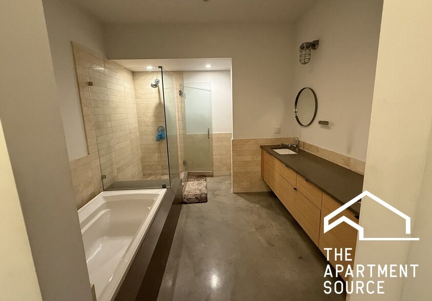 Building Photo - 2614 W North Ave