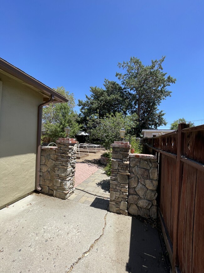 Building Photo - 1320 Yori Ave