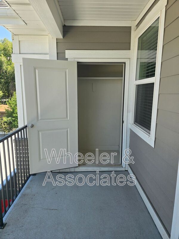 Building Photo - 154 7th St