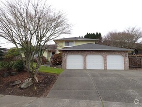 Building Photo - Large Puyallup/Southhill Home