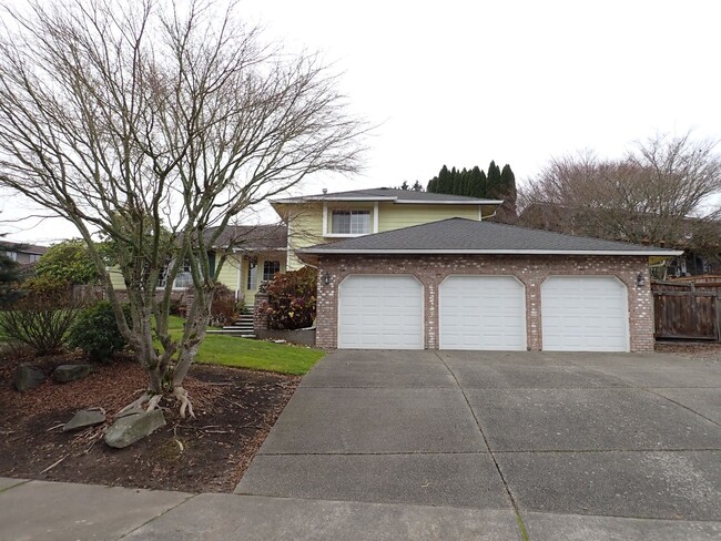 Primary Photo - Large Puyallup/Southhill Home