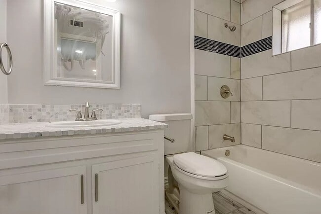Building Photo - Conveniently located condo in Dallas