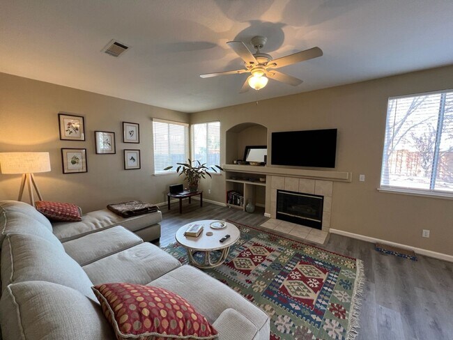 Building Photo - 3 bedroom + a loft in desirable Manteca!