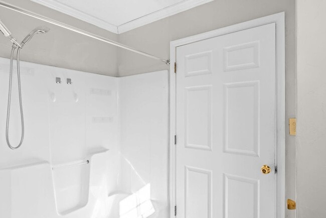 Building Photo - Updated 3bd/2bth home with Remodeled Master Suite & Prime Location!